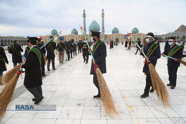 آئین جاروکشی خادمان مسجد مقدس جمکران در آستانه نیمه شعبان