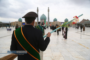 آئین جاروکشی خادمان مسجد مقدس جمکران در آستانه نیمه شعبان