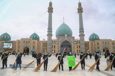 آئین جاروکشی خادمان مسجد مقدس جمکران در آستانه نیمه شعبان