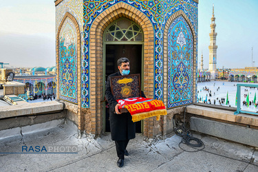 مراسم تعویض پرچم مسجد مقدس جمکران در آستانه نیمه شعبان