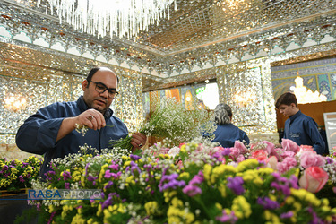 گل‌آرایی ضریح مطهر حضرت معصومه (س) در شب میلاد امام رضا (علیه السلام)