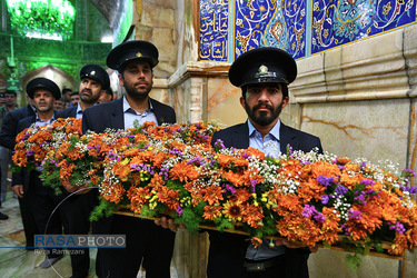 گل‌آرایی ضریح مطهر حضرت معصومه (س) در شب میلاد امام رضا (علیه السلام)