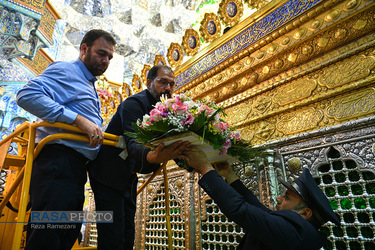 گل‌آرایی ضریح مطهر حضرت معصومه (س) در شب میلاد امام رضا (علیه السلام)