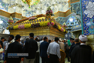 گل‌آرایی ضریح مطهر حضرت معصومه (س) در شب میلاد امام رضا (علیه السلام)