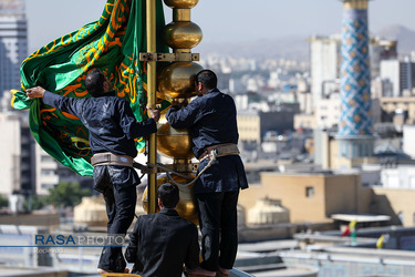 آیین تعویض پرچم گنبد منور رضوی در روز میلاد امام رضا(علیه‌السلام)