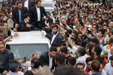 استقبال مردمی از رئیس جمهور در مسیر ارگ تبریز