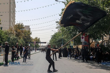 عزاداری و نماز جماعت ظهر عاشورای حسینی در خیابان های منتهی به حرم مطهر رضوی