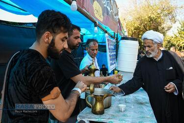 پذیرایی موکب ها از عزاداران و زائران، در روز وفات کریمه اهلبیت (ع)