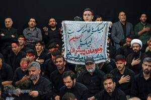 مراسم عزاداری شب عاشورای حسینی (علیه‌السلام) با حضور رهبر انقلاب