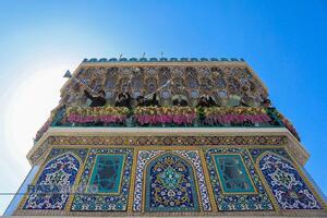 آیین تعویض پرچم گنبد منور رضوی در روز میلاد امام رئوف (ع)