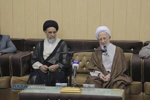 اهدای کتاب ادب فنای مقربان؛ شرح زیارت جامعه کبیره به حرم مطهر امامین عسکریین علیهماالسلام
