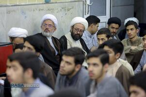 حضور آیت الله مروی در حجرات و گفتگوی صمیمی با طلاب در جریان بازدید از مدرسه علمیه جهانگیرخان قم
