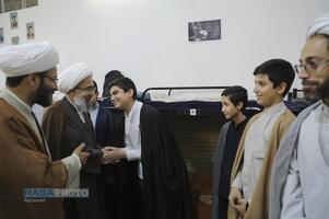 حضور آیت الله مروی در حجرات و گفتگوی صمیمی با طلاب در جریان بازدید از مدرسه علمیه جهانگیرخان قم