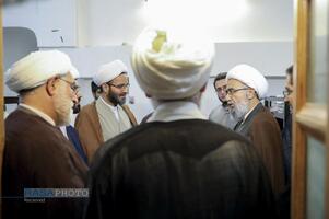 حضور آیت الله مروی در حجرات و گفتگوی صمیمی با طلاب در جریان بازدید از مدرسه علمیه جهانگیرخان قم