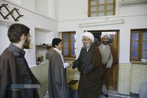 حضور آیت الله مروی در حجرات و گفتگوی صمیمی با طلاب در جریان بازدید از مدرسه علمیه جهانگیرخان قم