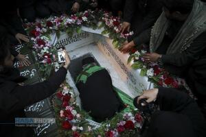 مراسم تدفین پیکر پاک شهید گمنام دفاع مقدس در مدرسه علمیه خواهران حضرت آمنه