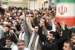 دیدار هزاران نفر از مردم قم با رهبر معظم انقلاب