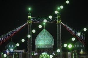 حال و هوای بارانی مسجد مقدس جمکران در شب نیمه شعبان