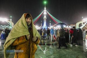 حال و هوای بارانی مسجد مقدس جمکران در شب نیمه شعبان