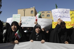 تجمع دانشجویان دانشگاه قم در محکومیت هتک حرمت پرچم جمهوری اسلامی ایران و مقدسات