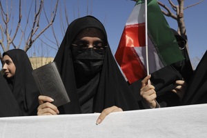 تجمع دانشجویان دانشگاه قم در محکومیت هتک حرمت پرچم جمهوری اسلامی ایران و مقدسات