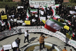 تجمع دانشجویان دانشگاه قم در محکومیت هتک حرمت پرچم جمهوری اسلامی ایران و مقدسات