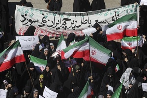 تجمع دانشجویان دانشگاه قم در محکومیت هتک حرمت پرچم جمهوری اسلامی ایران و مقدسات