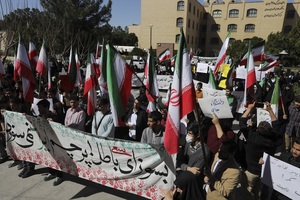 تجمع دانشجویان دانشگاه قم در محکومیت هتک حرمت پرچم جمهوری اسلامی ایران و مقدسات