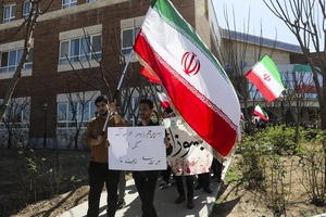 تجمع دانشجویان دانشگاه قم در محکومیت هتک حرمت پرچم جمهوری اسلامی ایران و مقدسات