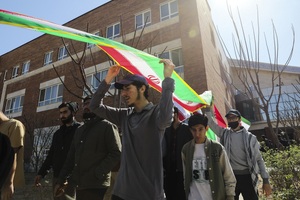 تجمع دانشجویان دانشگاه قم در محکومیت هتک حرمت پرچم جمهوری اسلامی ایران و مقدسات