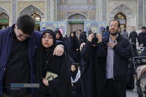 غم و اندوه زائران حضرت امام رضا (ع) در پی اعلام خبر شهادت رهبر معظم انقلاب