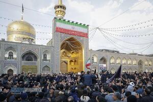 غم و اندوه زائران حضرت امام رضا (ع) در پی اعلام خبر شهادت رهبر معظم انقلاب