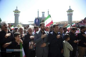 ادای احترام به یادمان رهبر شهید انقلاب در حرم حضرت معصومه (س)