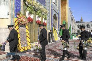 آیین تعویض پرچم گنبد منور رضوی در روز میلاد حضرت امام رضا (علیه‌السلام)