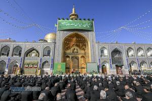 آیین تعویض پرچم گنبد منور رضوی در روز میلاد حضرت امام رضا (علیه‌السلام)