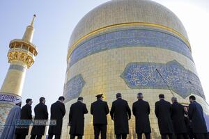 آیین تعویض پرچم گنبد منور رضوی در روز میلاد حضرت امام رضا (علیه‌السلام)