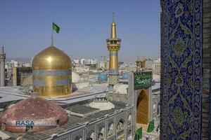 آیین تعویض پرچم گنبد منور رضوی در روز میلاد حضرت امام رضا (علیه‌السلام)