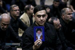 اولین شب مراسم عزاداری ماه محرم در جوار محل عروج ملکوتی امام شهید انقلاب