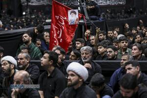 اولین شب مراسم عزاداری ماه محرم در جوار محل عروج ملکوتی امام شهید انقلاب