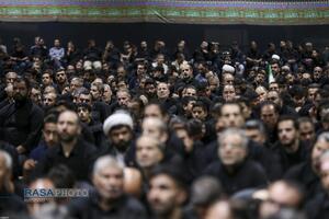 اولین شب مراسم عزاداری ماه محرم در جوار محل عروج ملکوتی امام شهید انقلاب