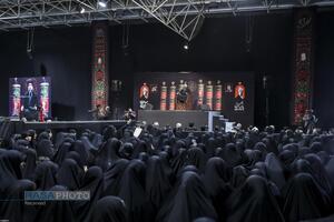 اولین شب مراسم عزاداری ماه محرم در جوار محل عروج ملکوتی امام شهید انقلاب