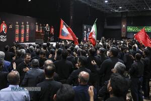 اولین شب مراسم عزاداری ماه محرم در جوار محل عروج ملکوتی امام شهید انقلاب