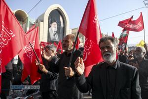 اقامه نماز بر پیکر رهبر شهید انقلاب
